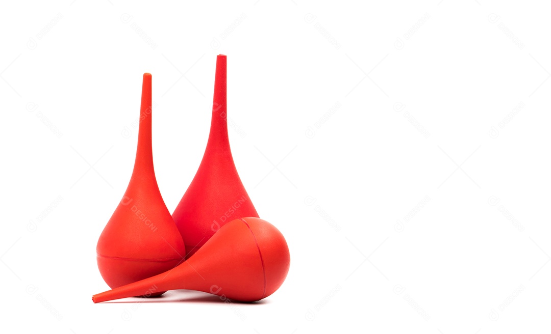 Bola de seringa de borracha vermelha isolada no fundo branco.