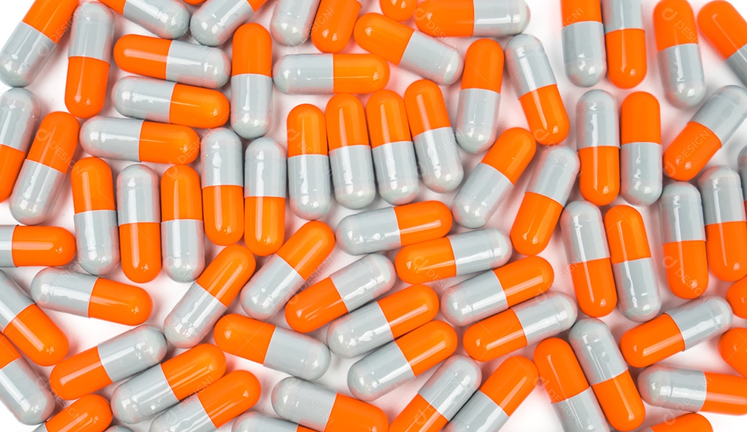 Colorido de pílulas de cápsulas antibióticas isoladas no fundo branco