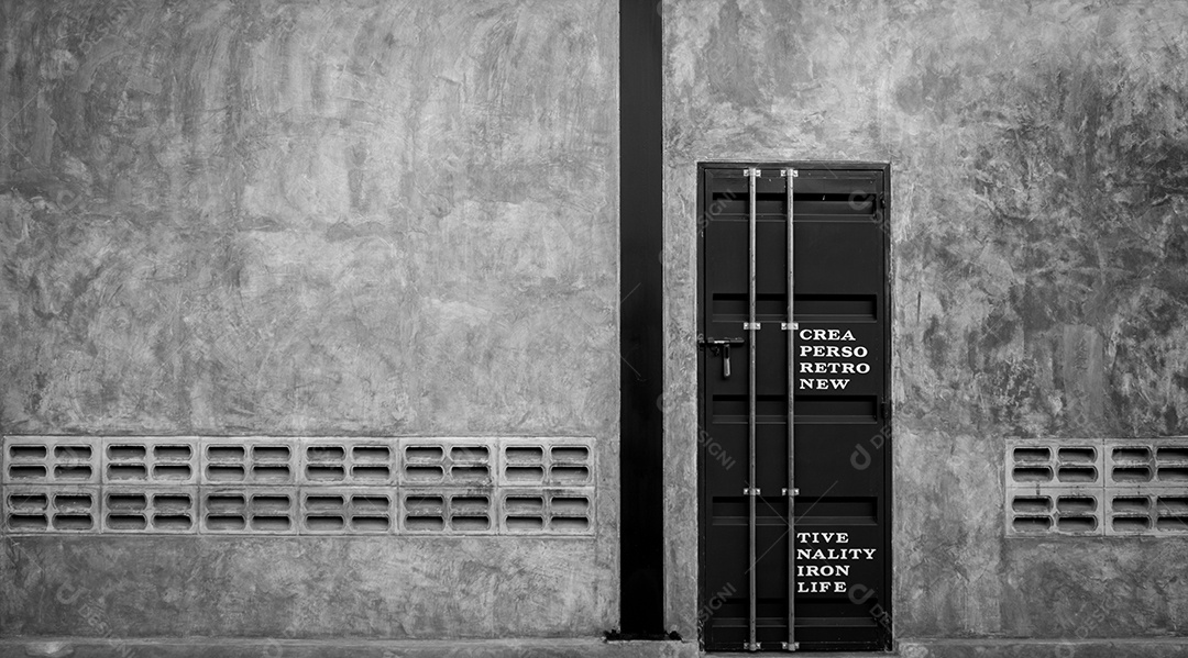 Porta de ferro fechada na parede de concreto com ventilador, cena preto e branco