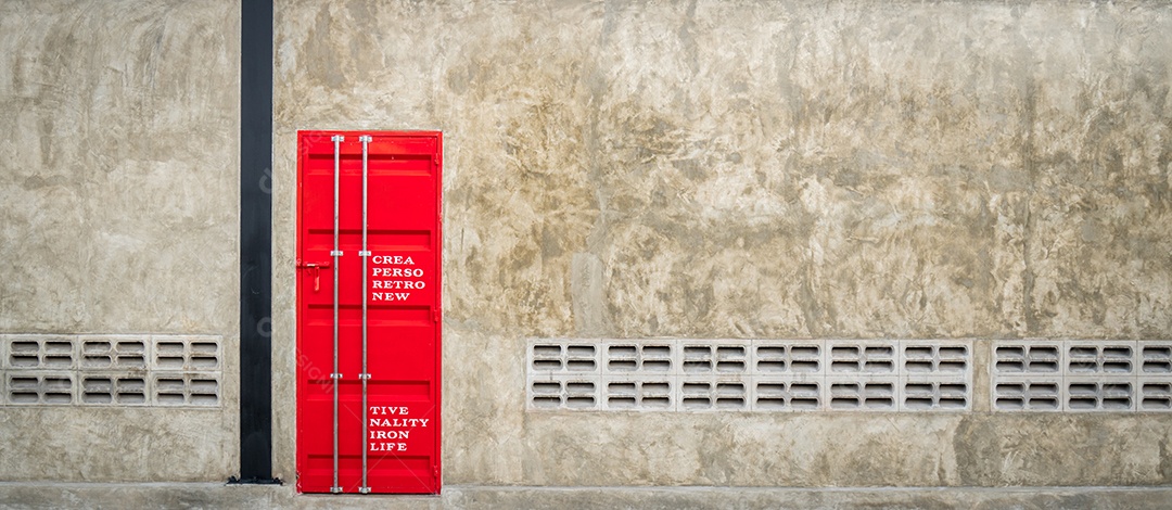 Porta de ferro vermelha fechada na parede de concreto com ventilador