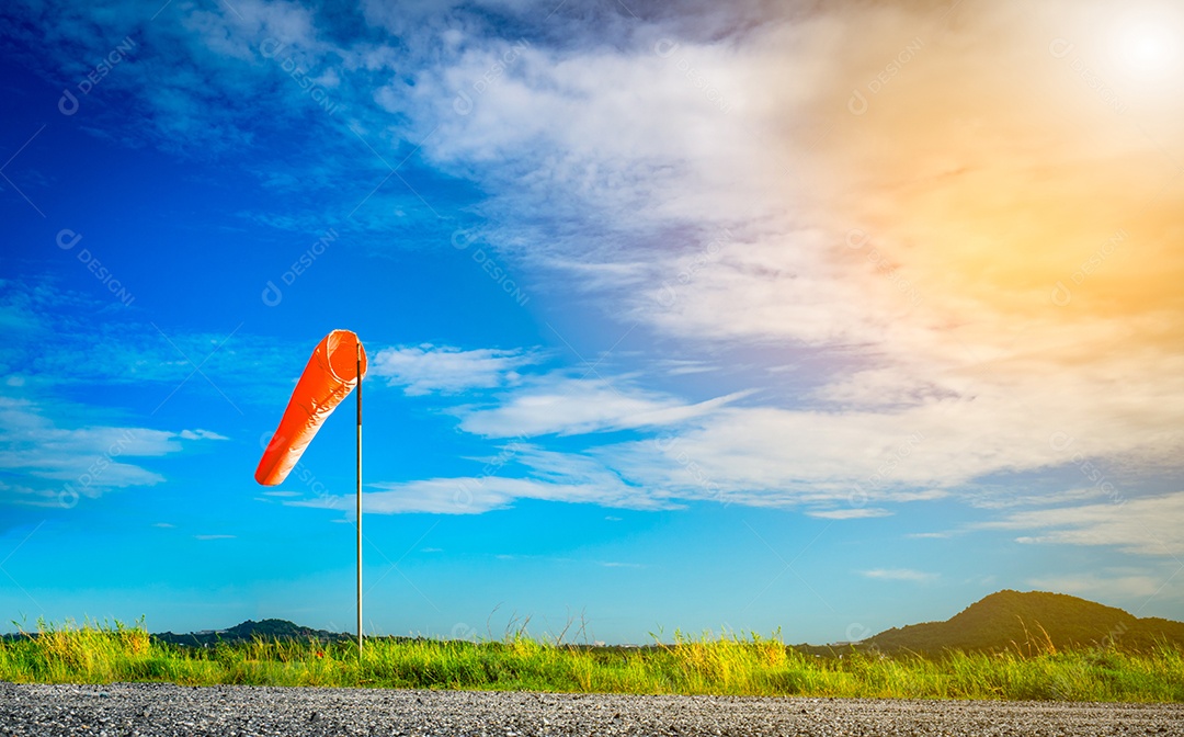 Meia de vento em um poste com lindo céu.