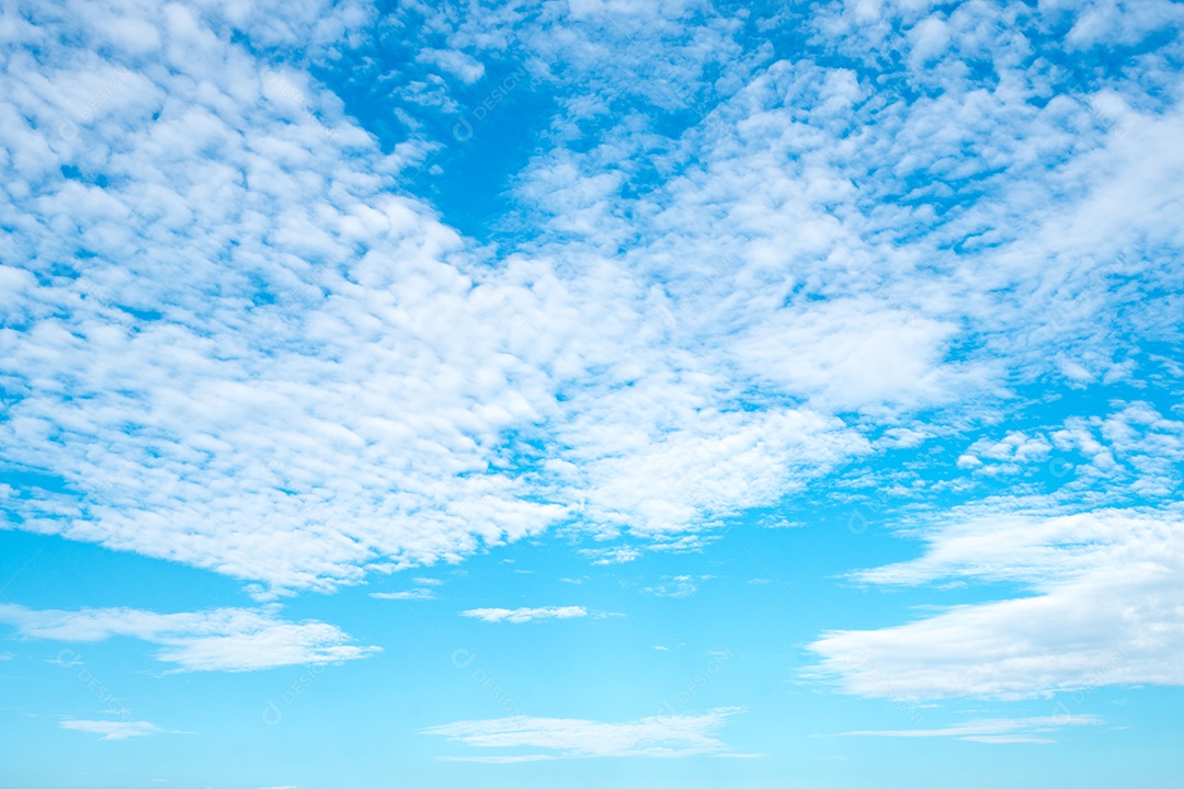 Lindo céu azul com nuvens no dia de sol com espaço de cópia para texto