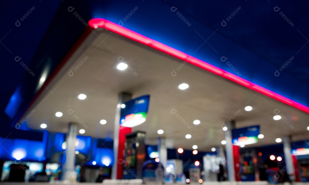 Iluminação turva em posto de gasolina à noite