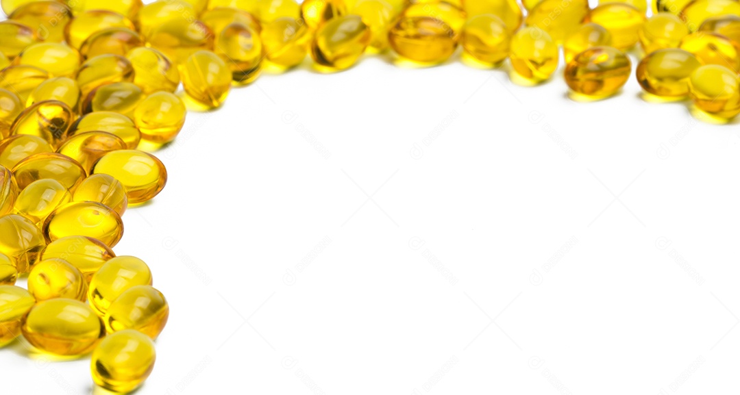 Pilha de óleo de fígado de bacalhau isolado no fundo branco.