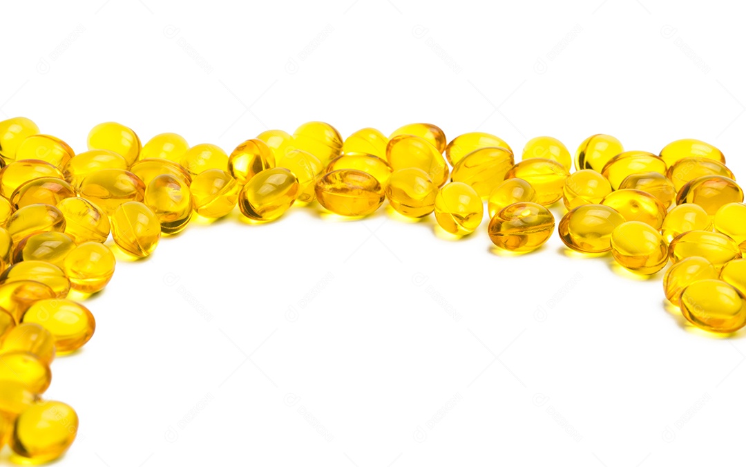 Pilha de óleo de fígado de bacalhau isolado no fundo branco.