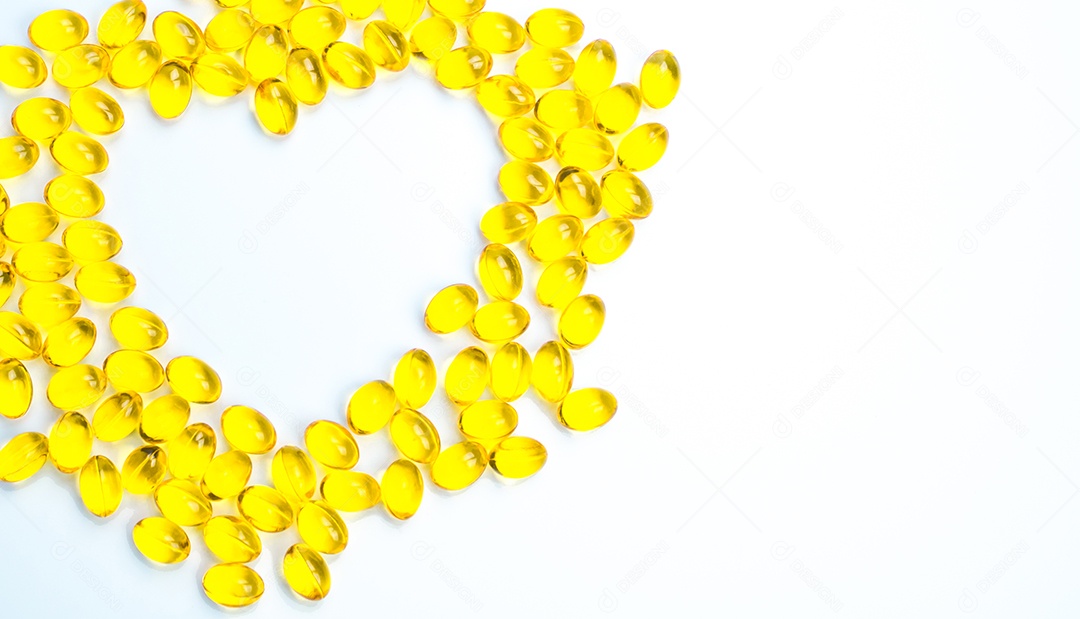 Coração em forma de óleo de fígado de bacalhau isolado no fundo branco com espaço de cópia.