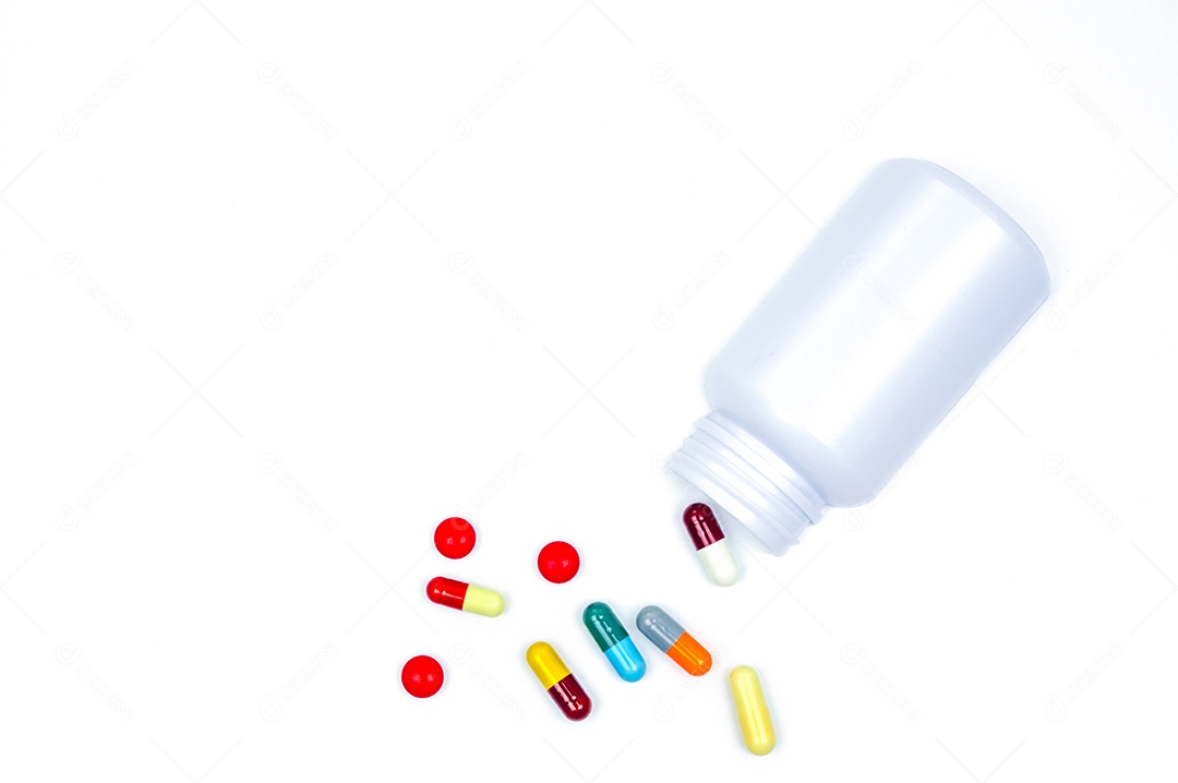 Cápsulas de antibióticos saindo do frasco de comprimidos isoladas no fundo branco
