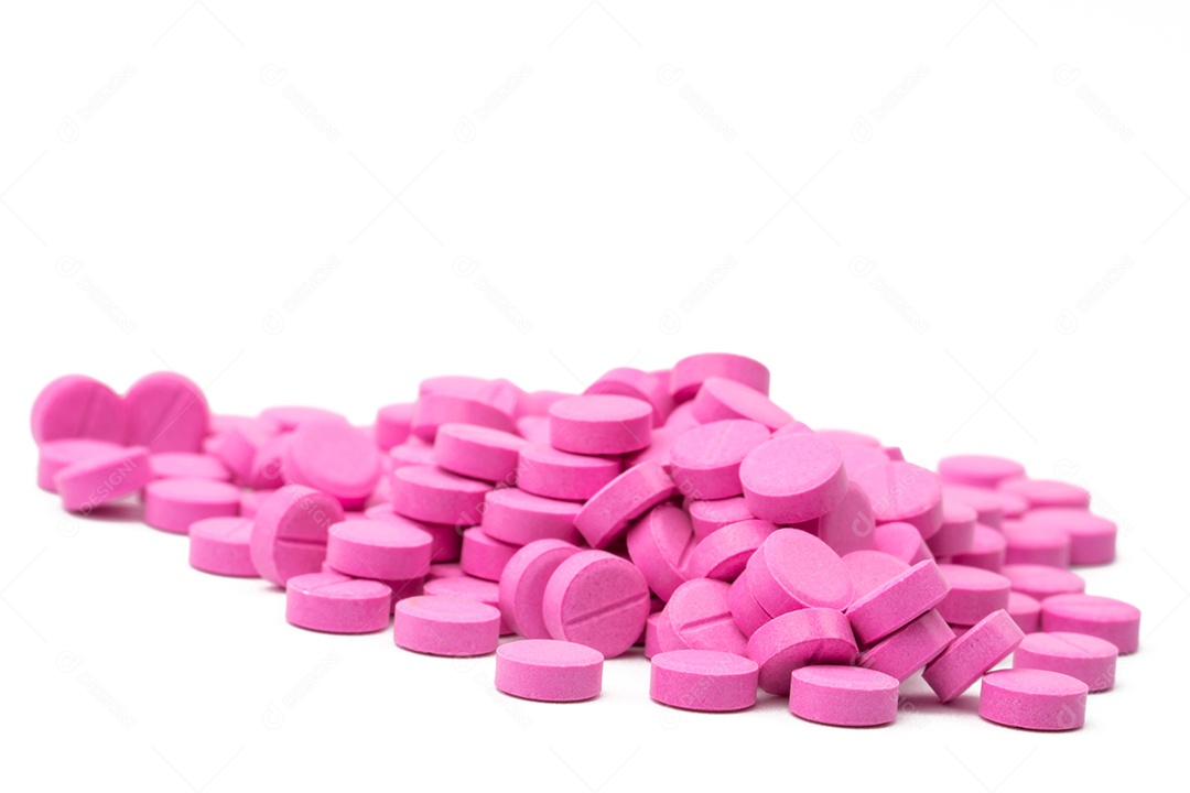 Pilha de comprimidos de varfarina rosa em fundo branco.