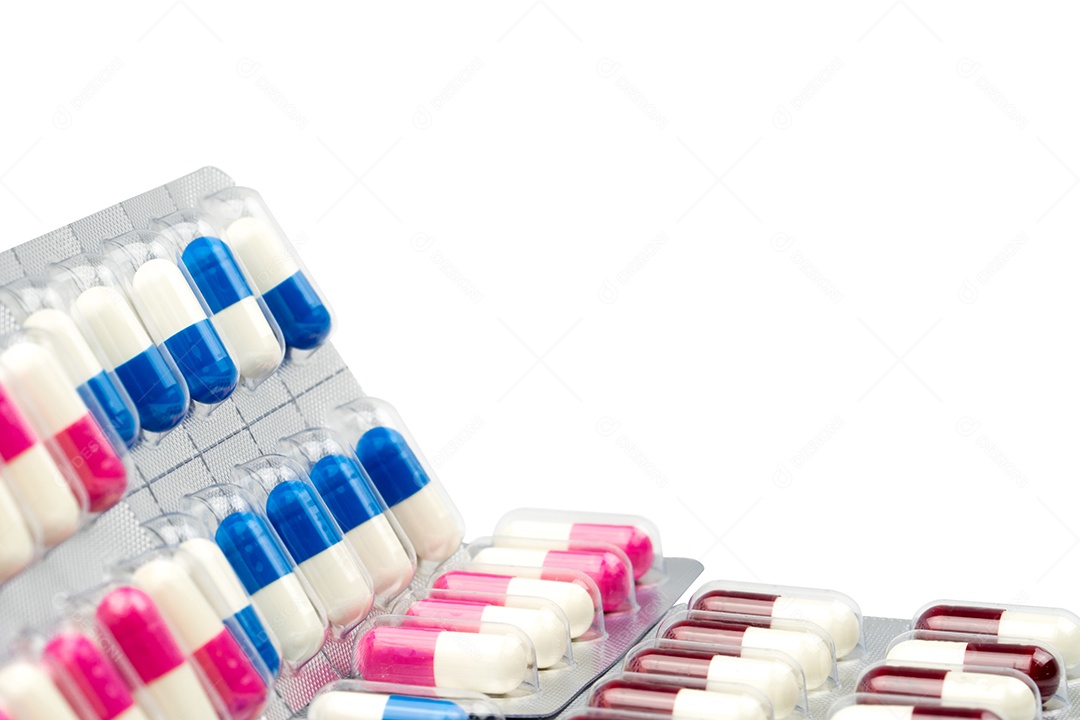 Colorido de comprimidos de cápsulas de antibióticos em blister isolado no fundo branco