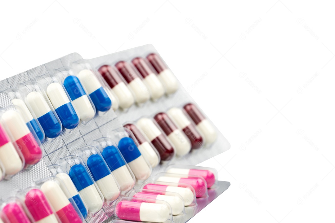 Colorido de comprimidos de cápsulas de antibióticos em blister isolado no fundo branco