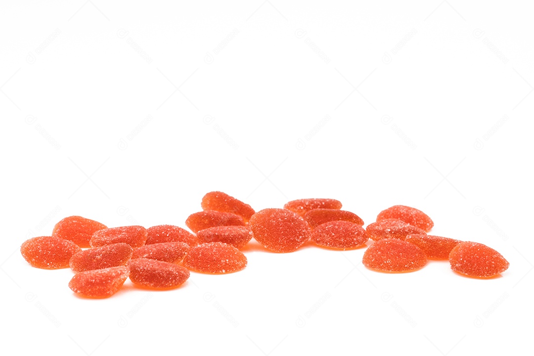 Pilha de pastilha de vitamina com sabor de laranja com traçado de recorte.