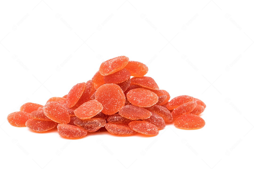 Pilha de pastilha de vitamina com sabor de laranja com traçado de recorte.