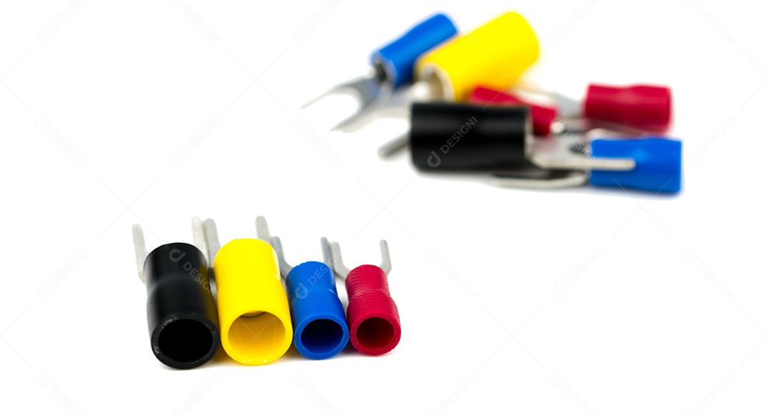 Selecione o foco nos acessórios do conector do cabo elétrico dos terminais spade isolados no fundo desfocado