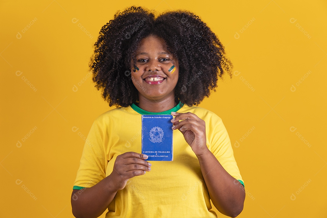 Linda mulher jovem brasileira segurando carteira de trabalho garota torcedora do brasil fundo amarelo