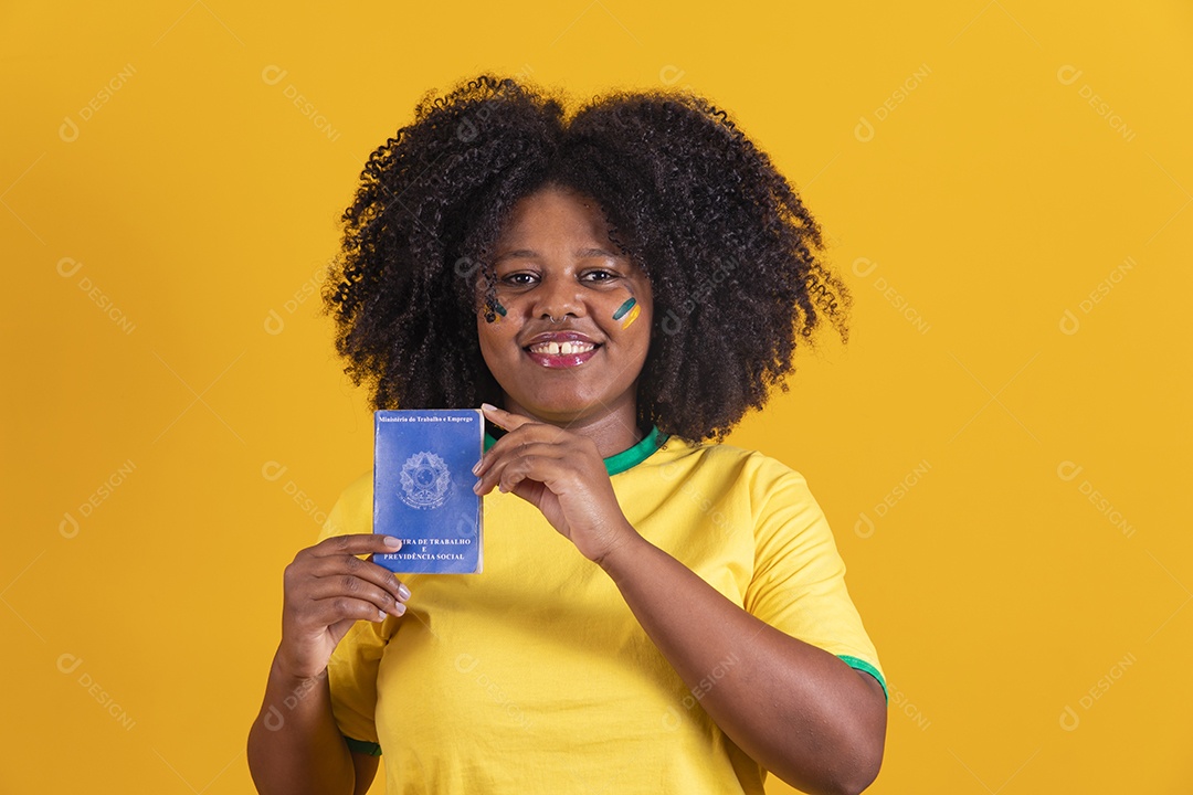 Linda mulher jovem brasileira segurando carteira de trabalho garota torcedora do brasil fundo amarelo
