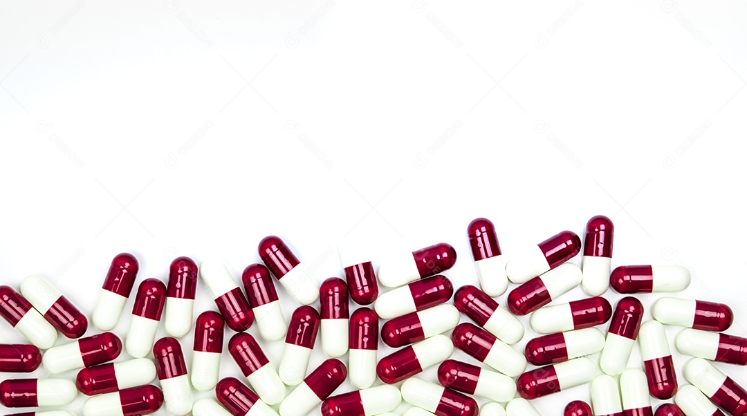 Colorido de comprimidos de cápsulas de antibióticos isolados no fundo branco