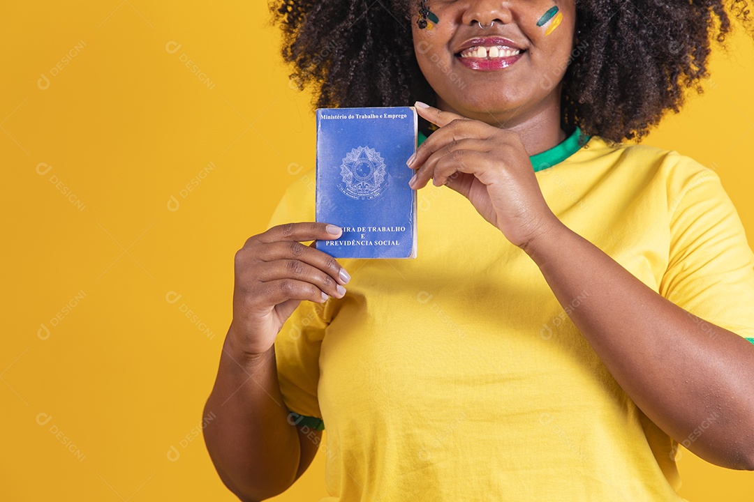 Linda mulher jovem brasileira segurando carteira de trabalho garota torcedora do brasil fundo amarelo