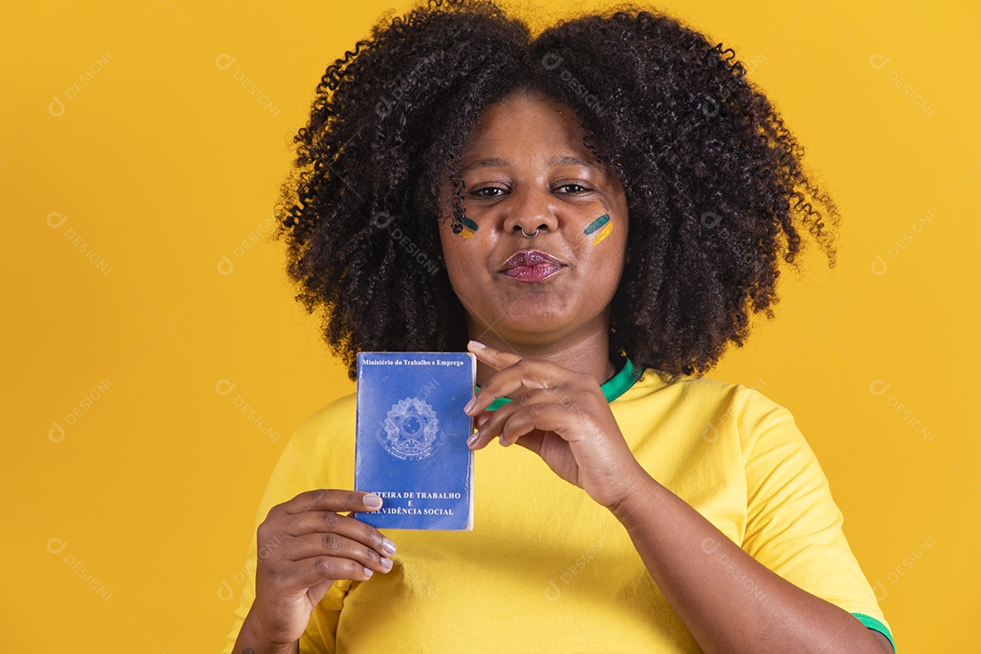 Linda mulher jovem brasileira segurando carteira de trabalho garota torcedora do brasil fundo amarelo