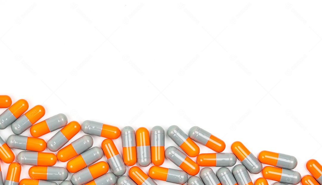 Colorido de comprimidos de cápsulas de antibióticos isolados no fundo branco com espaço de cópia.