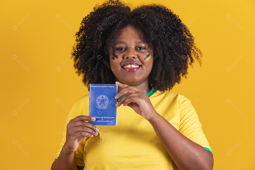 Linda mulher jovem brasileira segurando carteira de trabalho garota torcedora do brasil fundo amarelo