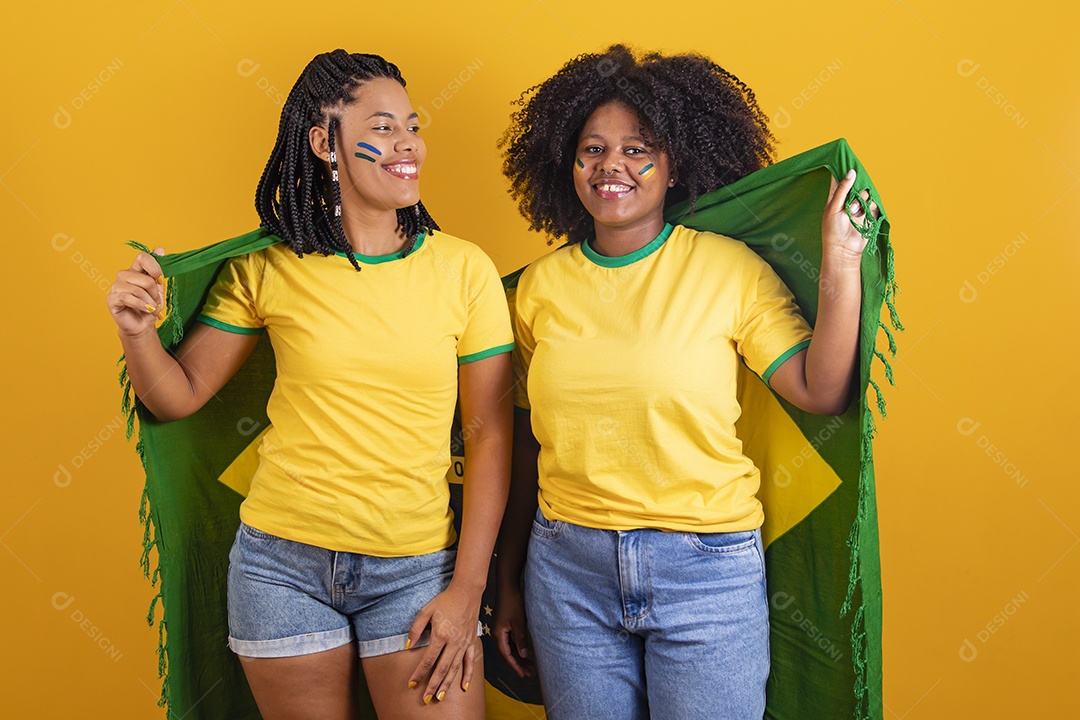Mulheres jovens brasileiras torcedoras do brasil futebol
