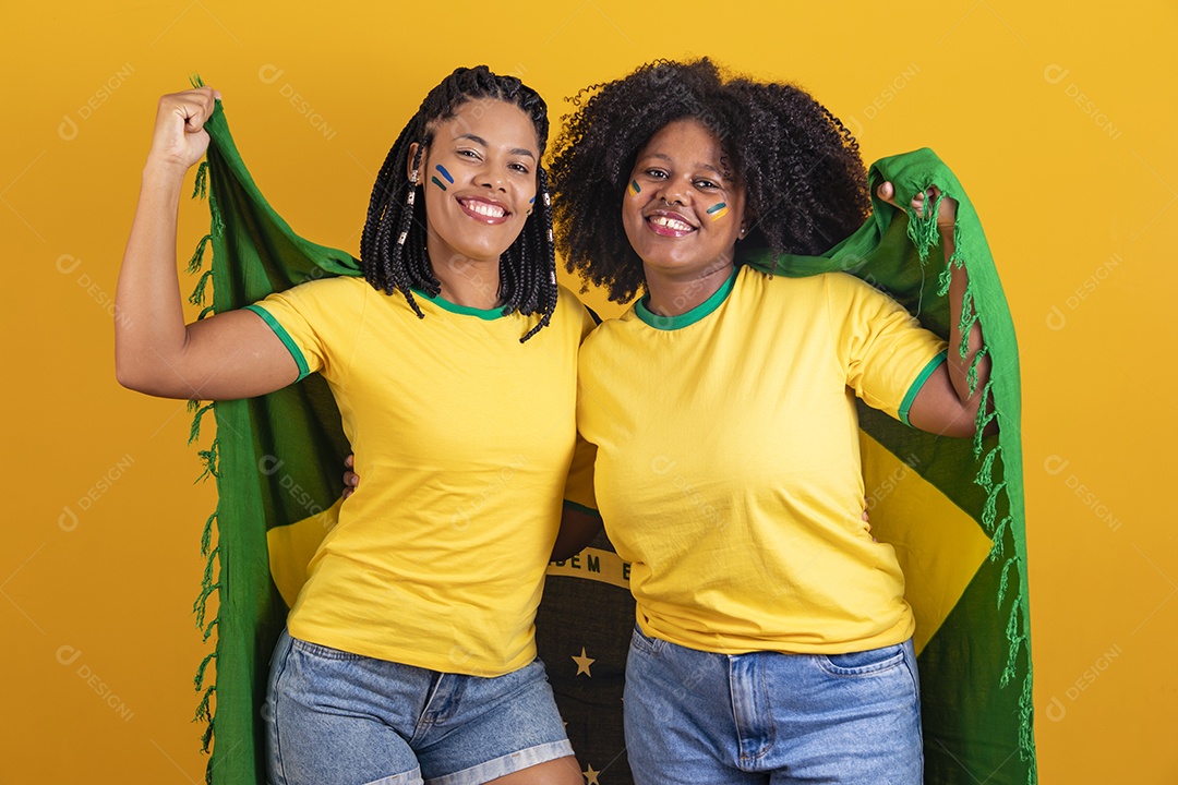 Mulheres jovens brasileiras torcedoras do brasil futebol