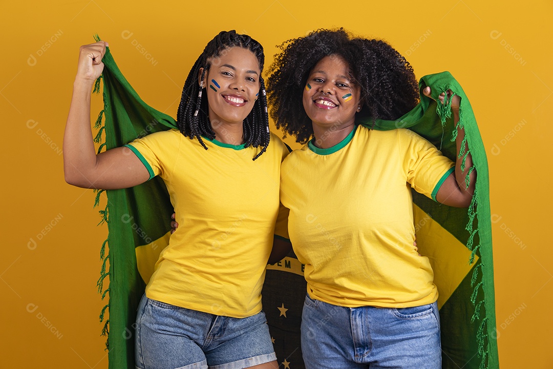 Mulheres jovens brasileiras torcedoras do brasil futebol