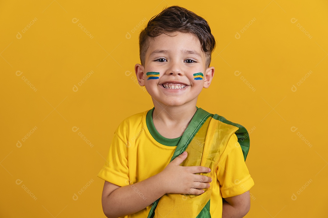 Menino jovem criança brasileiro torcedor do brasil sobre fundo amarelo