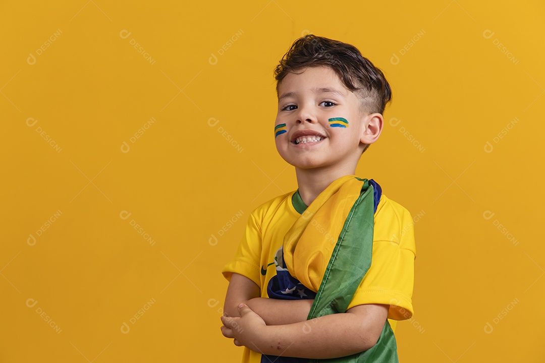 Menino jovem criança brasileira torcedor do brasil sobre fundo amarelo