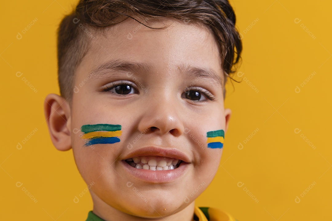 Menino jovem criança brasileira torcedor do brasil sobre fundo amarelo