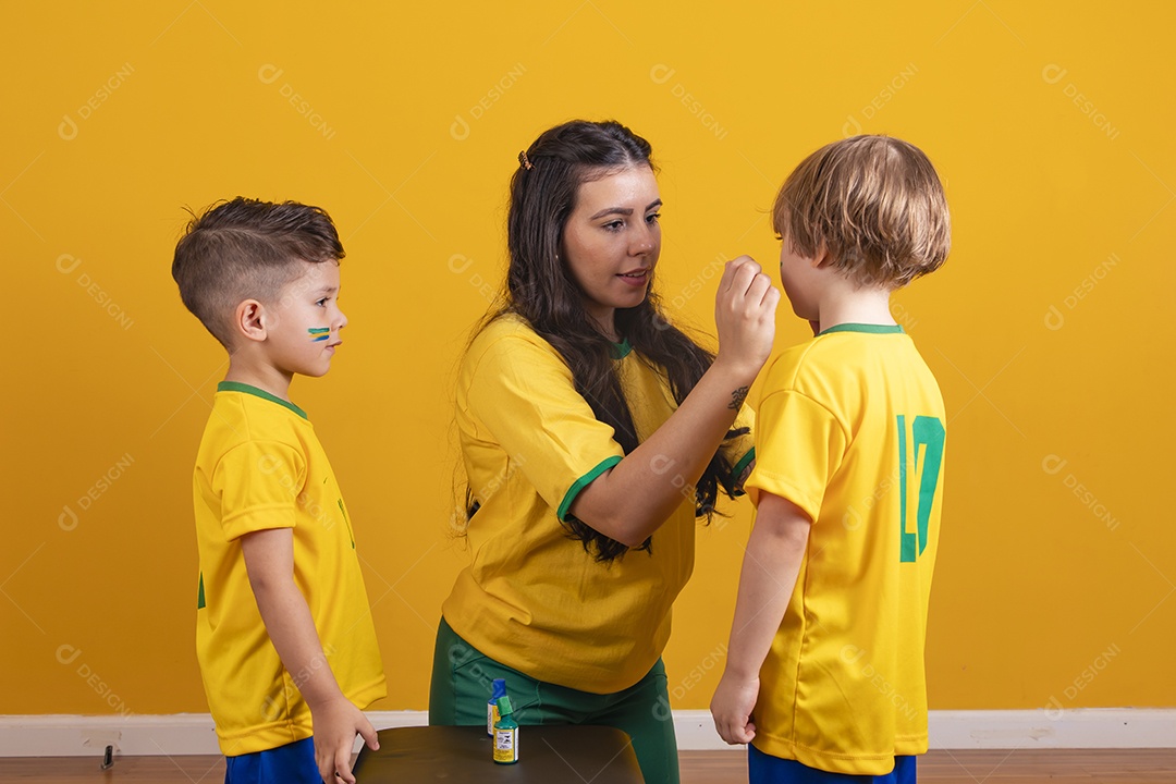 Mãe pintando seus filhos para copa do mundo