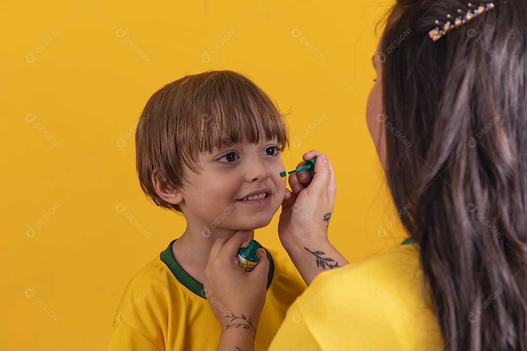 Mãe pintando seus filhos para copa do mundo