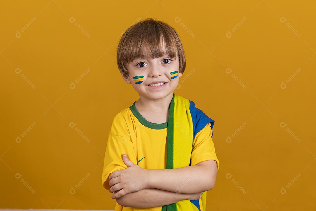 Menino jovem criança brasileiro torcedor do brasil sobre fundo amarelo