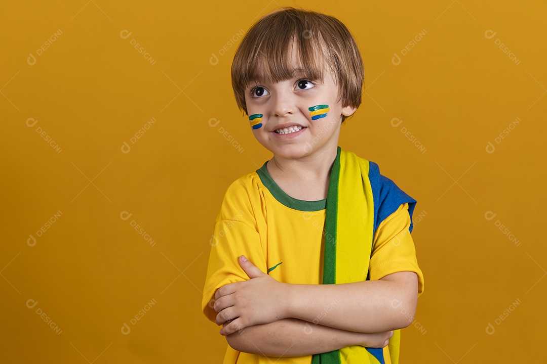 Menino jovem criança brasileiro torcedor do brasil sobre fundo amarelo