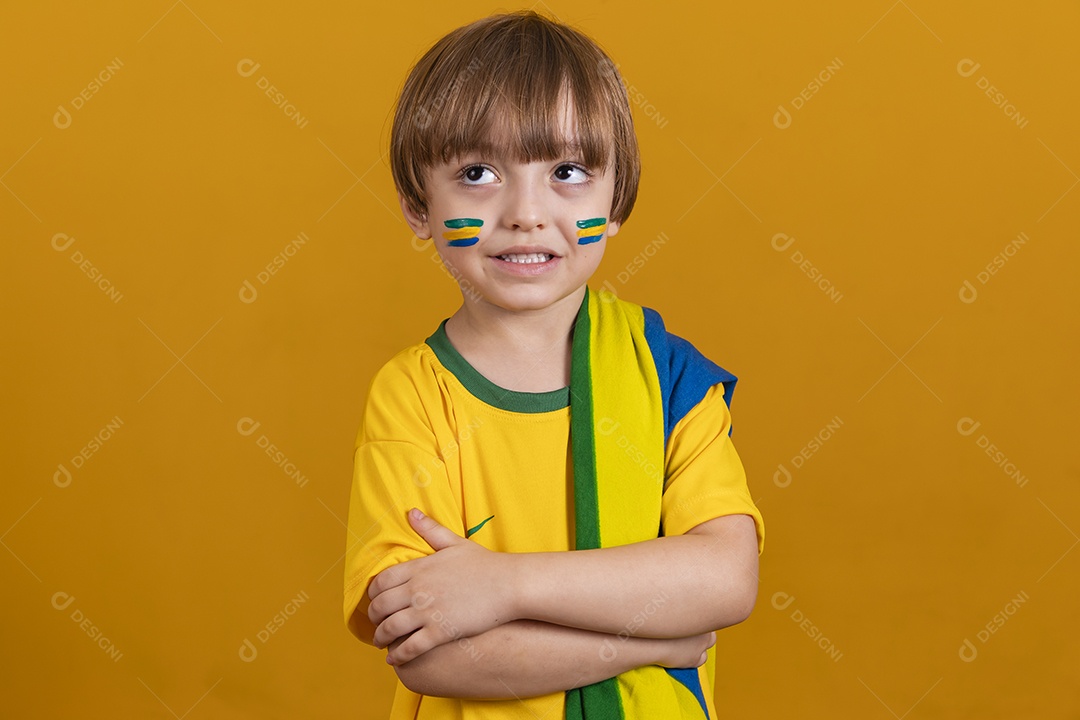 Menino jovem criança brasileiro torcedor do brasil sobre fundo amarelo