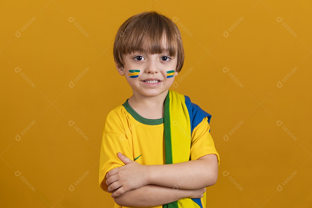 Menino jovem criança brasileiro torcedor do brasil sobre fundo amarelo
