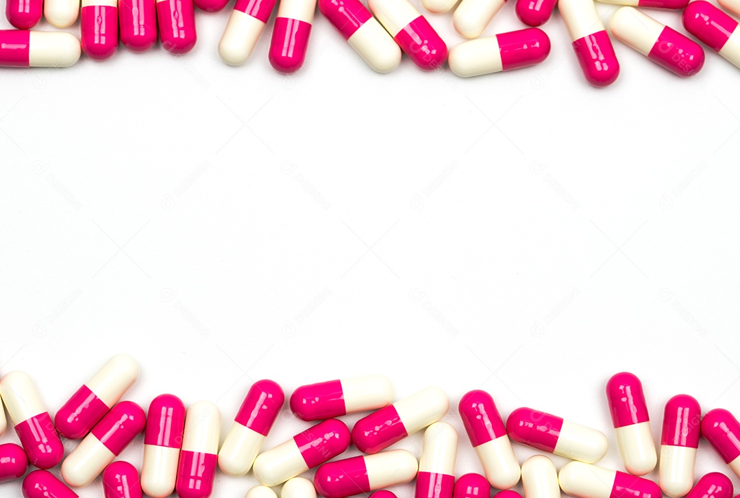 Colorido de comprimidos de cápsulas de antibióticos isolados no fundo branco