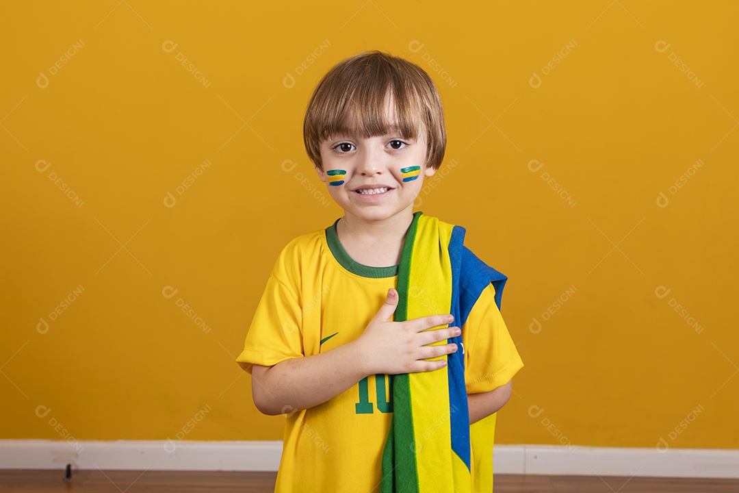 Menino jovem criança brasileiro torcedor do brasil sobre fundo amarelo