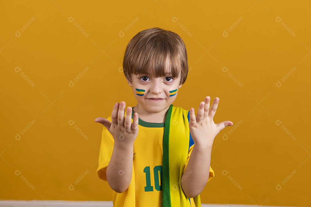 Menino jovem criança brasileiro torcedor do brasil sobre fundo amarelo