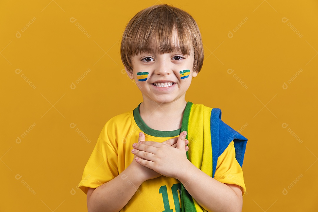 Menino jovem criança brasileiro torcedor do brasil sobre fundo amarelo