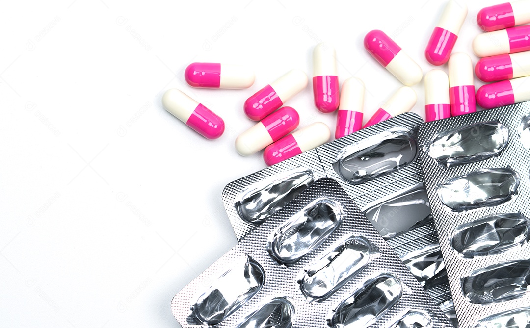 Pilha de blisters usados ​​e comprimidos de cápsulas