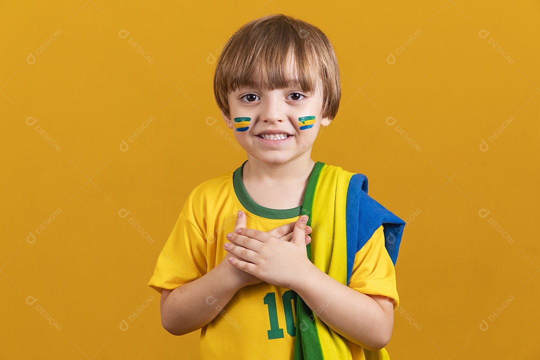 Menino jovem criança brasileiro torcedor do brasil sobre fundo amarelo