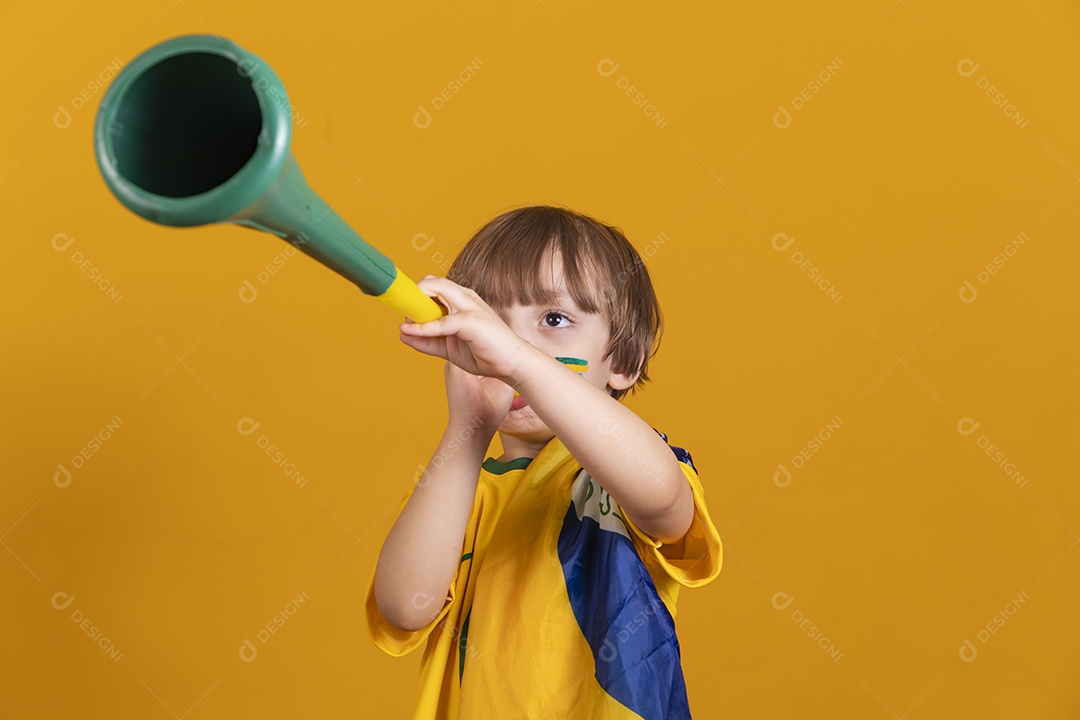 Menino jovem criança brasileiro torcedor do brasil sobre fundo amarelo