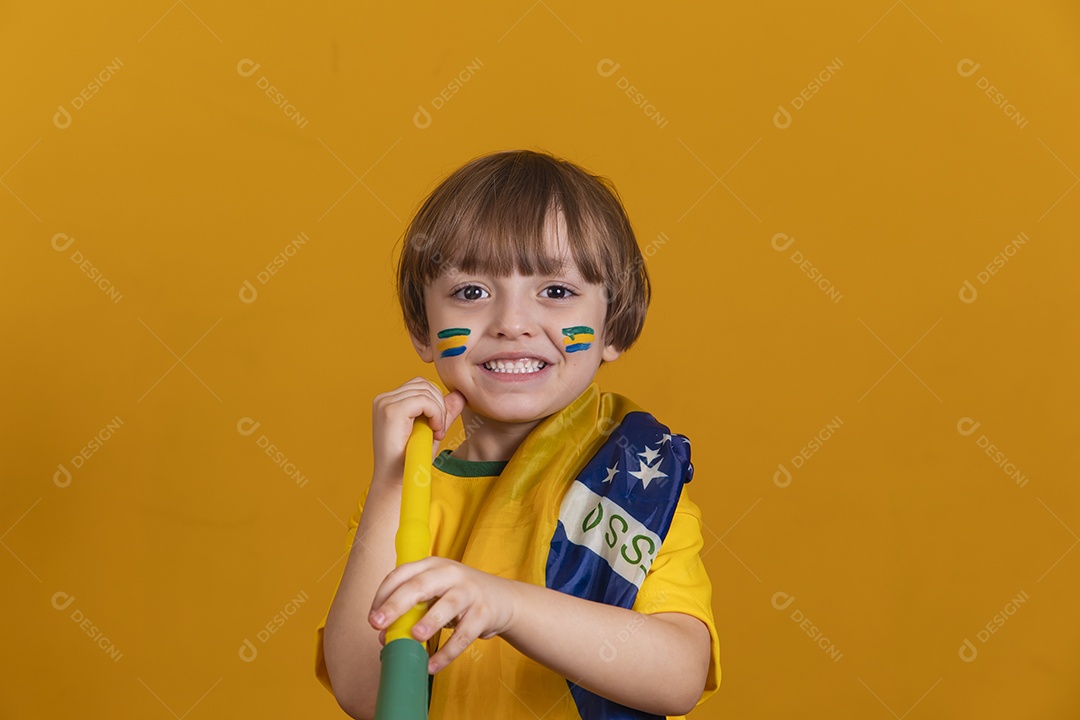 Menino jovem criança brasileiro torcedor do brasil sobre fundo amarelo