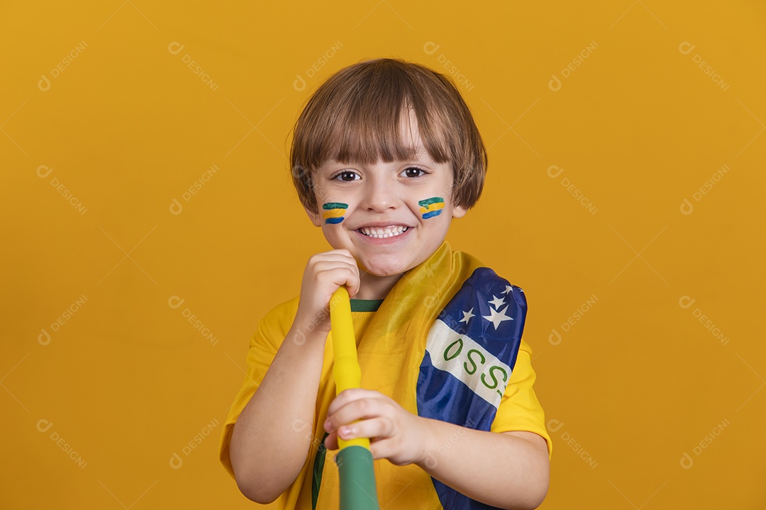 Menino jovem criança brasileiro torcedor do brasil sobre fundo amarelo