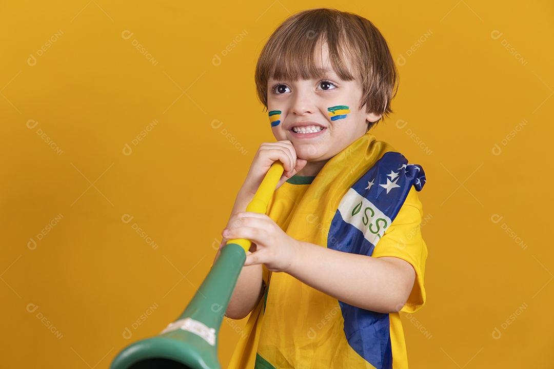 Menino jovem criança brasileiro torcedor do brasil sobre fundo amarelo