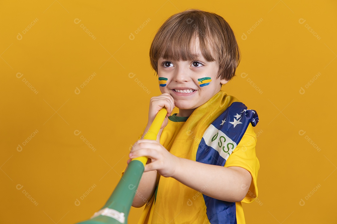 Menino jovem criança brasileiro torcedor do brasil sobre fundo amarelo