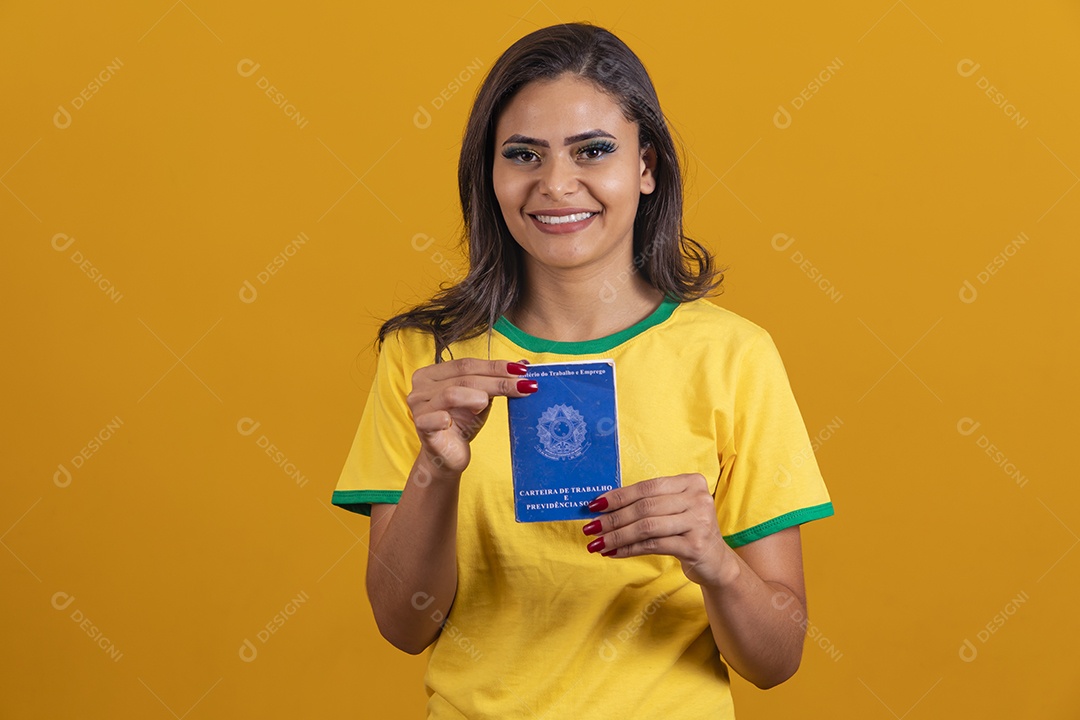 Linda mulher jovem brasileira segurando carteira de trabalho garota torcedora do brasil fundo amarelo