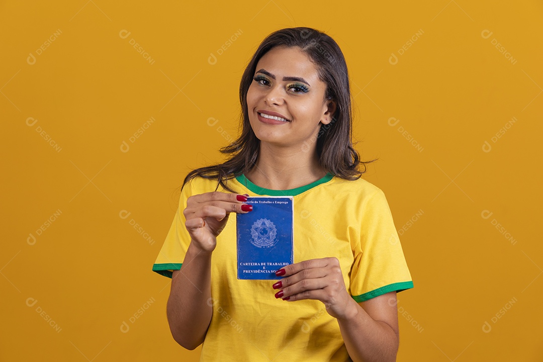 Linda mulher jovem brasileira segurando carteira de trabalho garota torcedora do brasil fundo amarelo