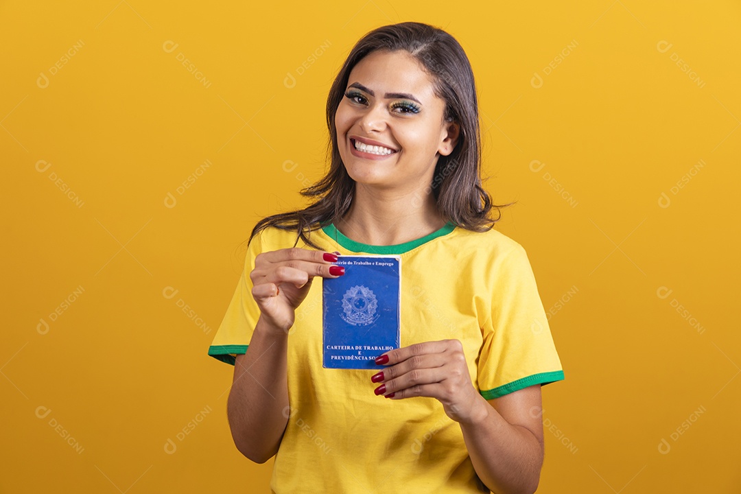 Linda mulher jovem brasileira segurando carteira de trabalho garota torcedora do brasil fundo amarelo